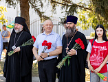В день Воздушно-десантных войск Преосвященнейший епископ Симон возложил цветы к мемориалу в Александровском парке города Шахты