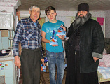 Настоятель Смоленского храма станицы Шумилинской иерей Александр Туховский посетил инвалидов с Рождественскими подарками