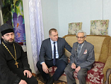 Протоиерей Сергий Яценко и представители Администрации г. Шахты посетили ветеранов Великой Отечественной войны