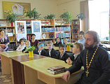 Протоиерей Сергий Яценко поздравил с Днем матери воспитанников приюта «Огонек» пос. Каменоломни