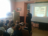 Иерей Иоанн Трофимов и помощник благочинного по миссионерскому служению Лидия Павловна Кравцова встретились в детской библиотеке с учащимися 4-го класса лицея № 3