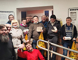 Настоятель и прихожане Покровского кафедрального собора города Шахты провели в Комплексном социальном центре благотворительную акцию с угощением 600-ми блинами