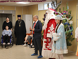 Иерей Александр Теличкин поздравил пациентов Детской городской больницы с наступающим Новым годом