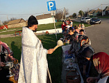 Иеромонах Арсений совершил освящение Пасхальных куличей и яиц в хуторе Табунщиково 