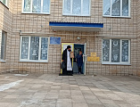 В селе Первомайском священник окропил детский сад крещенской водой