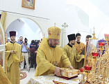 Преосвященнейший епископ Симон совершил чин освящения храма великомученика Георгия Победоносца в пос. Новозарянский и возглавил Литургию в новоосвященном храме