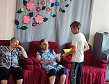 Воспитанники воскресной школы «Благовест» и сёстры Марфо-Мариинского сестричества посетили пожилых людей и инвалидов пансионата поселка Каменоломни