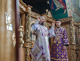 В Четверг Страстной седмицы Преосвященнейший епископ Симон совершил Божественную литургию святителя Василия Великого в Покровском кафедральном соборе г. Шахты