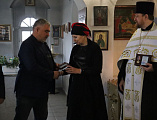 Памятным знаком «От благодарного Луганского народа» награждены протоиерей Роман Амплеев и его помощник Саханина И.В.
