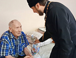 Иерей Александр Левчик поздравил с Рождеством Христовым постояльцев приюта для пожилых