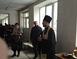 Настоятель храма святого благоверного князя Александра Невского города Шахты освятил здание школы № 14