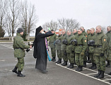 В День войск национальной гвардии России иеромонах Николай (Наметышев) поздравил военнослужащих и совершил вместе с ними молебен