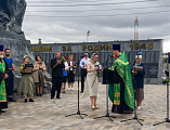 В парке у мемориала «Клятва» станицы Вёшенской состоялось освящение мраморного поклонного креста