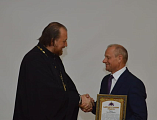 Протоиерей Роман Амплеев вручил архиерейскую грамоту экс-директору департамента по предупреждению и ликвидации чрезвычайных ситуаций Ростовской области
