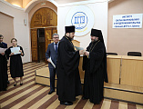 Удостоверения о повышении квалификации духовенство Шахтинской епархии получило из рук епископа Шахтинского и Миллеровского Симона и директора ИСОиП (филиала) ДГТУ в г. Шахты С.Г. Страданченко
