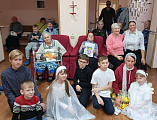 Воспитанники воскресной школы «Благовест» посетили пожилых людей и инвалидов в пансионате поселка Каменоломни