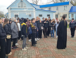 В день празднования в честь Казанской иконы Божией Матери Покровский кафедральный собор города Шахты посетили школьники из Новошахтинска