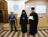 Удостоверения о повышении квалификации духовенство Шахтинской епархии получило из рук епископа Шахтинского и Миллеровского Симона и директора ИСОиП (филиала) ДГТУ в г. Шахты С.Г. Страданченко