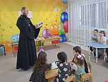 День православной книги в детском саду «Ивушка»: священник рассказал малышам о первых книгах