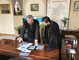 Преосвященнейший епископ Симон и иерей Александр Осяк обсудили проект иконостаса для храма великомученицы Варвары г. Гуково