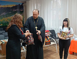 Протоиерей Роман Амплеев подарил подарки воспитанникам ГБУСОН РО «СРЦ города Новошахтинска»