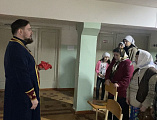 В ПВР города Донецке сестры милосердия помогают подготовиться беженцам к таинствам Исповеди и Причастия