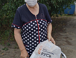 Иерей Александр Туховский и волонтер доставили и раздали продукты питания пожилым жителям хут. Николаевского