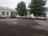 В Ударниковской средней общеобразовательной школе прозвенел «Последний звонок». Иерей Сергий Столяров благословил выпускников