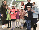 С пасхальным поздравлением и ко Дню Победы иерей Виктор Литвинов и ученики воскресной школы посетили дом престарелых