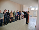 Со Светлым Христовым Воскресением постояльцев реабилитационного центра хут. Маркин поздравили настоятель храма праведного Иосифа Обручника иерей Сергий Болоцков и участник Молодежного совета Шахтинской епархии