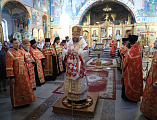 Пасхальной вечерней продолжилось торжество Светлого Христова Воскресенья в Покровском кафедральном соборе г. Шахты