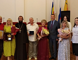 Благочинный Александровск-Грушевского округа поздравил с Днем семьи, любви и верности семьи, удостоившиеся наград Губернатора Ростовской области
