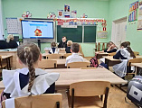 Священник провел урок «Разговоры о важном» в Каргинской школе: второклассники познакомились с Заповедями Божиими