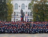 На площади Покровского кафедрального собора города Шахты прошло построение лучшего кадетского корпуса в России по случаю торжественной церемонии присяги и вручения первых погон молодым кадетам