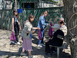 Добровольцы Молодежного совета Шахтинской епархии поздравили пожилых прихожан Покровского кафедрального собора с Пасхой