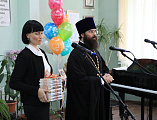 От Шахтинской епархии настоятель Покровского кафедрального собора г. Шахты иерей Александр Теличкин поздравил со 120-летним юбилеем центральную городскую библиотеку имени А.С. Пушкина