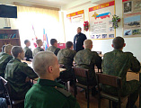 Помощник командира по работе с верующими военнослужащими протоиерей Николай Севрюгин проводит индивидуальные беседы с молодым пополнением части г. Каменск-Шахтинский