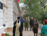 Священник Александровск-Грушевского благочиния совершил чин освящения мемориальной доски в честь погибшего в локальном конфликте воина