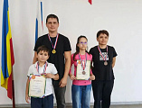 В Багаевской школе №1 прошёл традиционный шахматный турнир «Папа, мама, я — вместе шахматная семья»