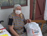 Иерей Александр Туховский и волонтер доставили и раздали продукты питания пожилым жителям хут. Николаевского