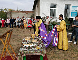 Епископ Шахтинский и Миллеровский Симон и духовенство Сулинского округа освятили купола храма в честь святого благоверного князя Александра Невского г. Красный Сулин