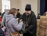 Непрерывном потоком в Шахтинской епархии оказывается гуманитарная помощь беженцам из ДНР и ЛНР