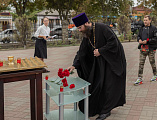 В память о трагедии Беслана на Соборной площади города Шахты почтили память жертв и героев