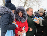 Настоятель Смоленского храма станицы Шумилинской иерей Александр Туховский посетил школу с рождественской благотворительной акцией «Свет Христова Рождества»