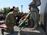 Благочинный Каменского округа принял участие в церемонии возложения цветов у мемориала Славы в центральном парке поселка Глубокий   