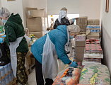 Непрерывном потоком в Шахтинской епархии оказывается гуманитарная помощь беженцам из ДНР и ЛНР