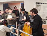 Настоятель и прихожане Покровского кафедрального собора города Шахты провели в Комплексном социальном центре благотворительную акцию с угощением 600-ми блинами