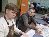 «Волшебный стежок» добра: воспитанники творческой мастерской для детей-инвалидов передали помощь бойцам в преддверии Пасхи