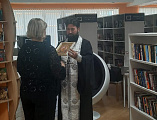 Протоиерей Игорь Жевердан освятил библиотеку Кашарского района