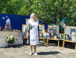 На детской площадке «Территория добра» почтили память героев акцией «Сирень Победы»